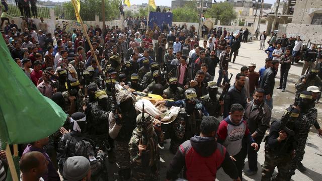Les funérailles de l'une des victimes palestiniennes des manifestations de vendredi dans la bande de Gaza. [Keystone/AP Photo - Adel Hana]