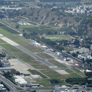 La piste de l'aéroport de Sion photographiée depuis Nax. [Keystone - Laurent Gillieron]
