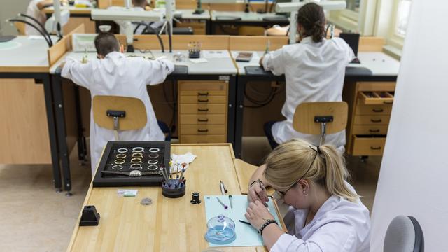 La plupart des étudiants concernés suivent leur cursus au Centre interrégional de formation des Montagnes neuchâteloises (photo) et au Centre professionnel du Littoral neuchâtelois. [Keystone - Patrick Huerlimann]