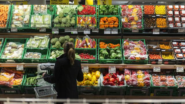 Un assortiment de légumes dans un magasin Coop à Bâle. [Keystone - Christian Beutler]