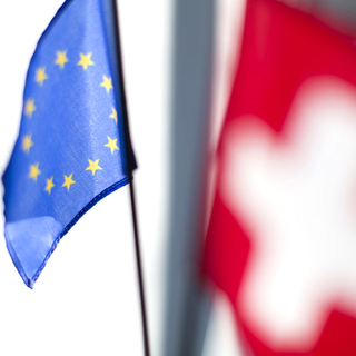 Les drapeaux européen et suisse. [Keystone - Gaëtan Bally]