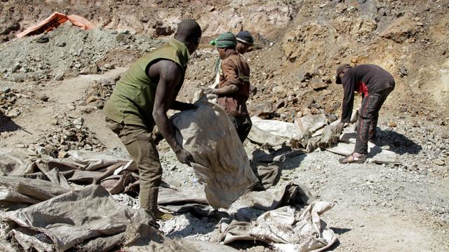 Des mineurs dans une ancienne mine industrielle de cuivre et de cobalt en République Démocratique du Congo. [Reuters - Kenny Katombe]