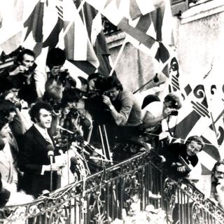 François Lachat,  premier président du nouveau gouvernement jurassien, au balcon de l’Hôtel de Ville de Delémont, le 24 septembre 1978. [DR]