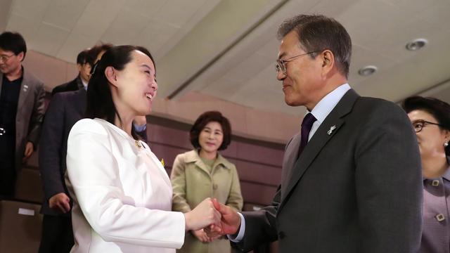 Le président sud-coréen Moon Jae-in (d.) échange une poignée de main avec Kim Yo Jong (g.), la soeur du dirigeant nord-coréen Kim Jong Un. [Yonhap via AP/Keystone - Bee Jae-man]