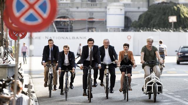 Les défenseurs du vélo sont arrivés à vélo à la conférence de presse à Berne le 23 août 2018. [Keystone - Peter Schneider]