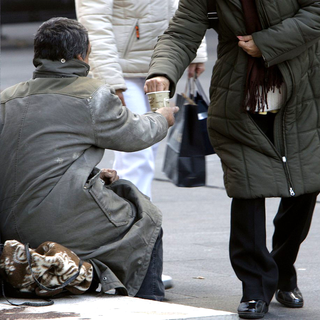 Un mendiant Rom dans les rues de Genève. [Keystone - Salvatore Di Nolfi]