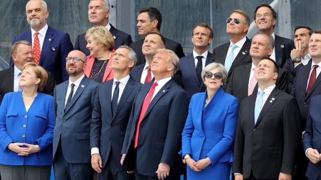Mercredi 11 juillet: la photo de famille du sommet de l'Otan à Bruxelles, sous un soleil insistant. [afp - Ludovic Marin]