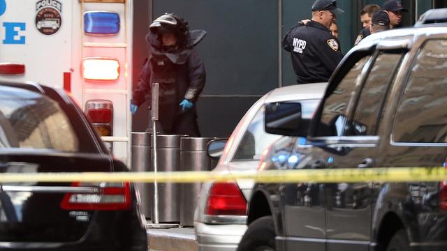 Un membre de l'équipe de démineur pris en photo à Manhattan alors que les bureaux de CNN ont dû être évacués. [Kevin Coombs]