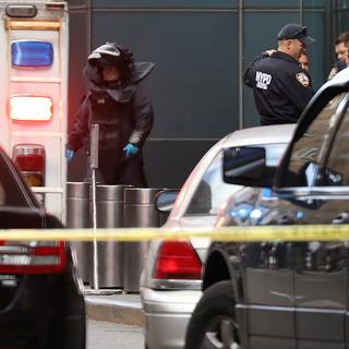 Un membre de l'équipe de démineur pris en photo à Manhattan alors que les bureaux de CNN ont dû être évacués. [Kevin Coombs]