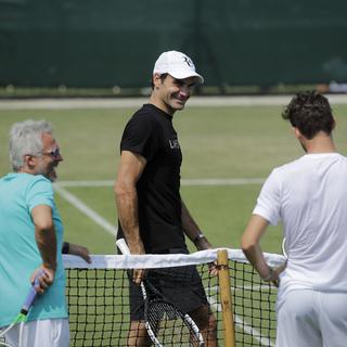 Roger Federer lors d'une session d'entraînement à Wimbledon. [Keystone - Ben Curtis]