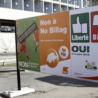 Des affiches pour et contre l'initiative No Billag. [Keystone - Salvatore Di Nolfi]