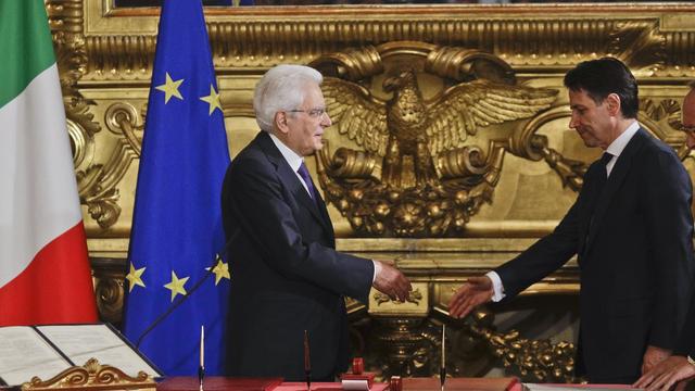 Le président Sergio Mattarella (à gauche) et le nouveau Premier ministre italien Giuseppe Conte. [AP Photo - Gregorio Borgia]