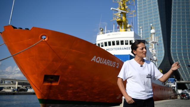 Sophie Beau, la directrice de SOS Méditerranée, devant l'Aquarius à Marseille. [AFP - Christophe SIMON]