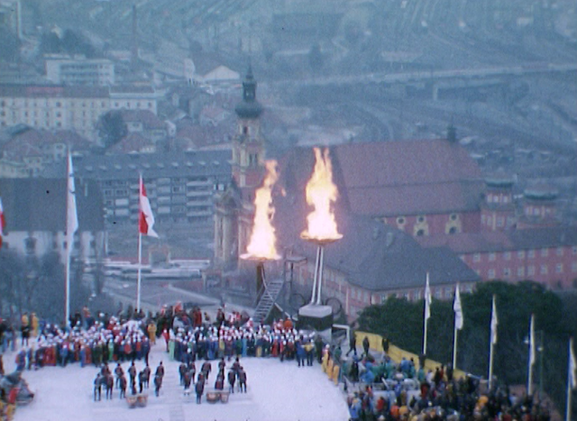 1976: la flamme olympique brûle sur Innsbruck. [RTS]