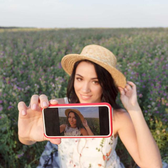 Le selfie est-il un pur délire narcissique ou au contraire un moyen de créer du lien social? [Fotolia - Igor Butseroga]