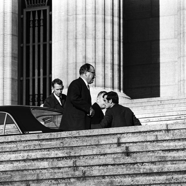 Dieter Bührle (centre) au Tribunal fédéral à Lausanne en novembre 1970. [Str/Keystone]