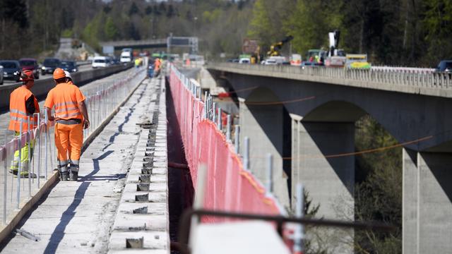 Mercredi 18 avril: des ouvriers sur le chantier des travaux d'assainissement des ponts sur la Paudèze et du tronçon Belmont-Lutry de l' Autoroute A9. [Keystone - Laurent Gillieron]