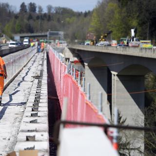 Mercredi 18 avril: des ouvriers sur le chantier des travaux d'assainissement des ponts sur la Paudèze et du tronçon Belmont-Lutry de l' Autoroute A9. [Keystone - Laurent Gillieron]