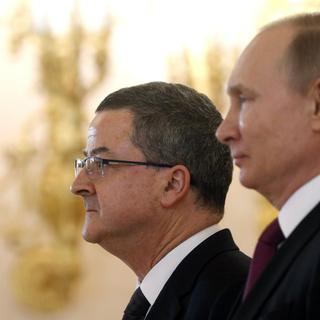 L'ambassadeur suisse en Russie Yves Rossier (gauche) et le président russe Vladimir Poutine, ici en mars 2017. [EPA/Keystone - Maxim Shipenkov]