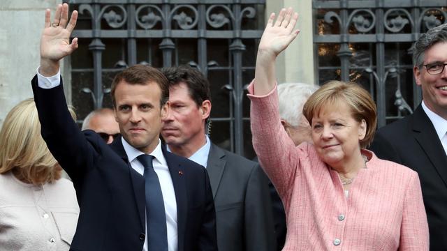 Emmanuel Macron et Angela Merkel à leur arrivée à Aix-la-Chapelle pour la remise du Prix
Charlemagne au président français, le 10 mai 2018. [EPA/KEystone - Friedemann Vogel]