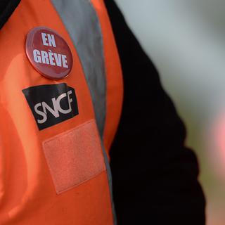 Un employé de la compagnie SNCF en grève. [AFP - Jean-Sébastien Evrard]