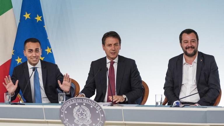 Un budget 2019 révisé et convenu par Luigi di Maio (à gauche), Guiseppe Conte et Matteo Salvini (à droite) [AFP - MICHELE SPATARI / NURPHOTO]