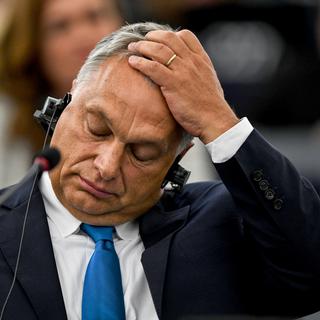 Viktor Orban devant les eurodéputés mardi. [Keystone - EPA/Patrick Seeger]