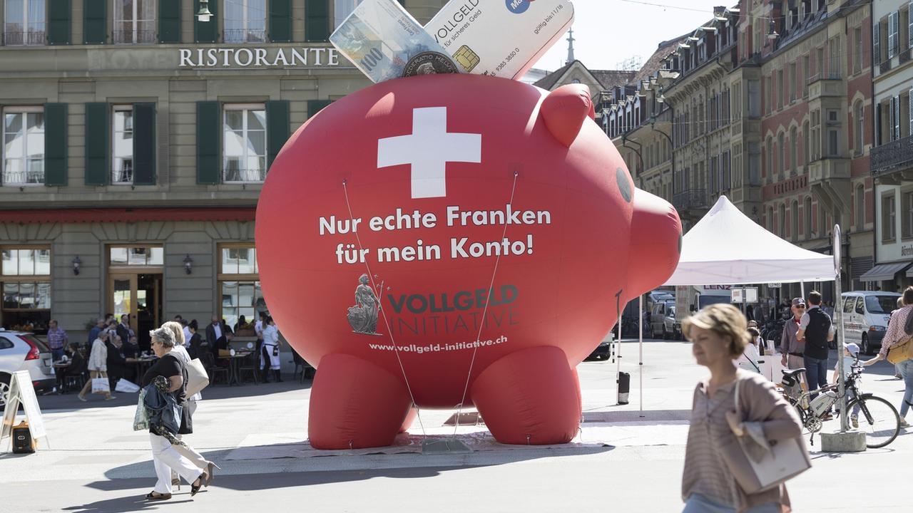 Oeuvre des partisans de l'initiative "Monnaie pleine", une tirelire géante dans les rues de Berne avec le slogan: "Que des vrais francs pour mon compte" en banque. [Keystone - Gaetan Bally]