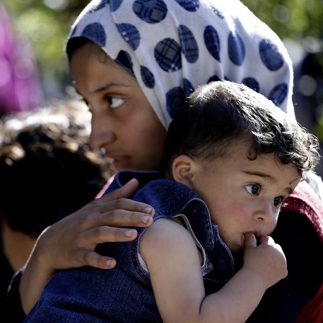 Une jeune fille et un bébé, au camp de réfugiés de Ketermaya près de Beirut au Liban. [Keystone - Hussein Malla]