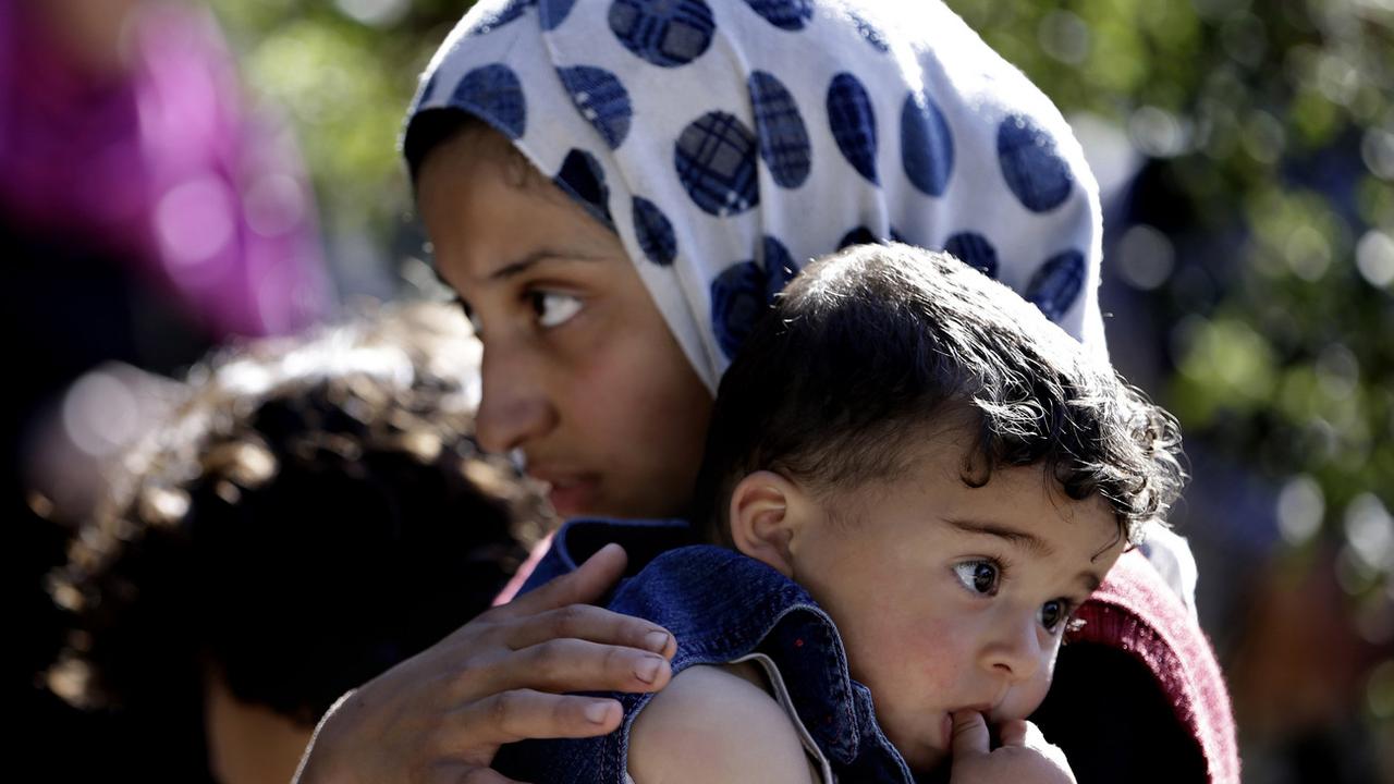 Une jeune fille et un bébé, au camp de réfugiés de Ketermaya près de Beirut au Liban. [Keystone - Hussein Malla]