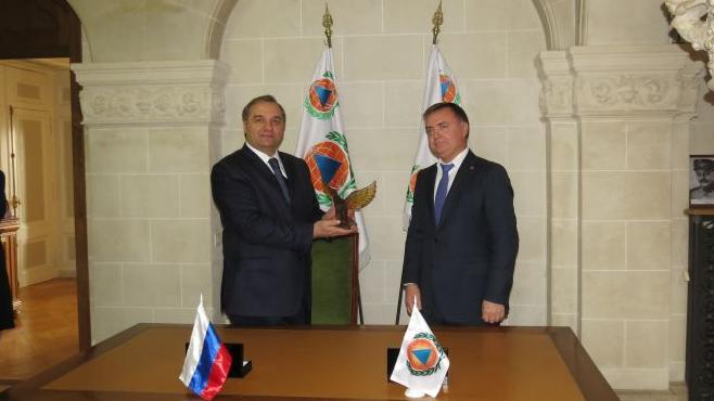 Vladimir Kuvshinov, secrétaire général de l'OIPC (à droite) et Vladimir Puchkov (à gauche), lors d'une des visites du ministre russe au siège genevois de l'organisation. [icdo.org]