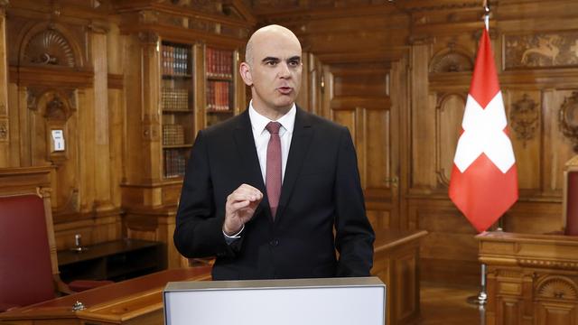 Le président Alain Berset lors de l'enregistrement de son allocution de Nouvel An dans la salle du Conseil fédéral à Berne. [Keystone - Peter Klaunzer]