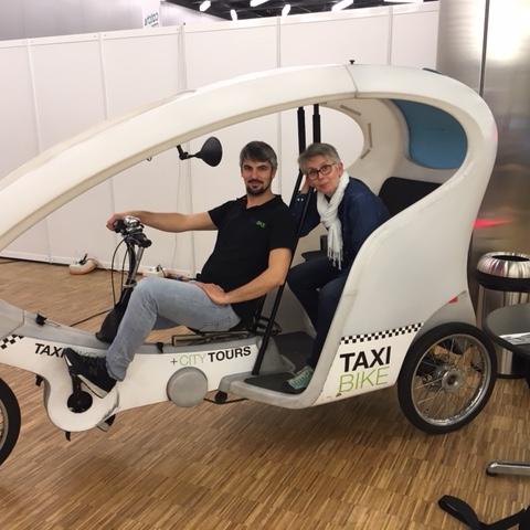 Lucile Solari en taxi bike depuis le Climate Show, Palexpo Genève, du 6 au 8 avril 2018. [RTS - Lucile Solari]