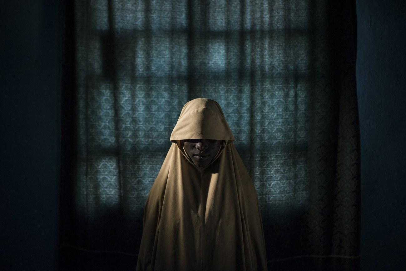 Le portrait d'Aisha, 14 ans, victime du groupe terroriste Boko Haram au Nigeria, pris à Madiguri en septembre 2017. Bardée d'explosifs, elle est partie chercher de l'aide au lieu de commettre un attentat-suicide. [EPA (New York Times) - Adam Ferguson]