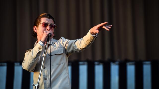 Le chanteur des Arctic Monkeys, Alex Turner, sur la scène du festival Glasgow Green, le 1er juillet 2018. [AFP - Andy Buchanan]