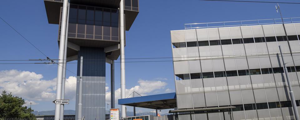 La tour de contrôle de l'aéroport de Genève. [Keystone - Martial Trezzini)]