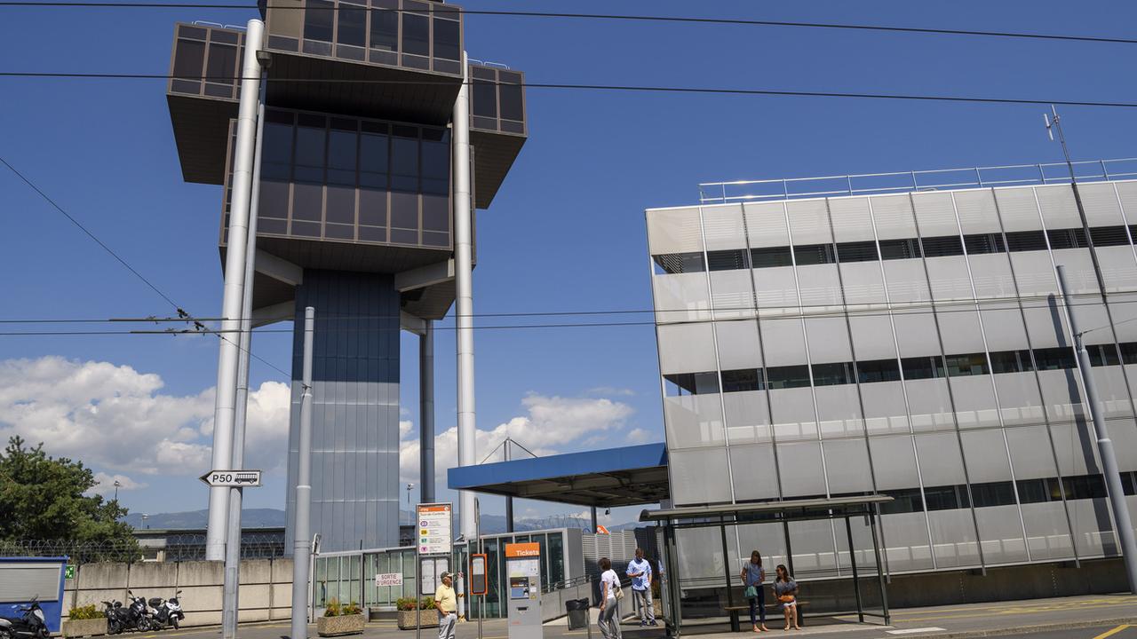 La tour de contrôle de l'aéroport de Genève. [Keystone - Martial Trezzini)]