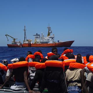 Des migrants sauvés en mer par Médecins sans frontières et SOS Méditerranée. [AP Photo/Keystone - Bram Janssen]