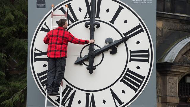 Bruxelles propose la fin du changement d'heure dans l'UE. [Keystone - DPA/Sebastian Kahnert]