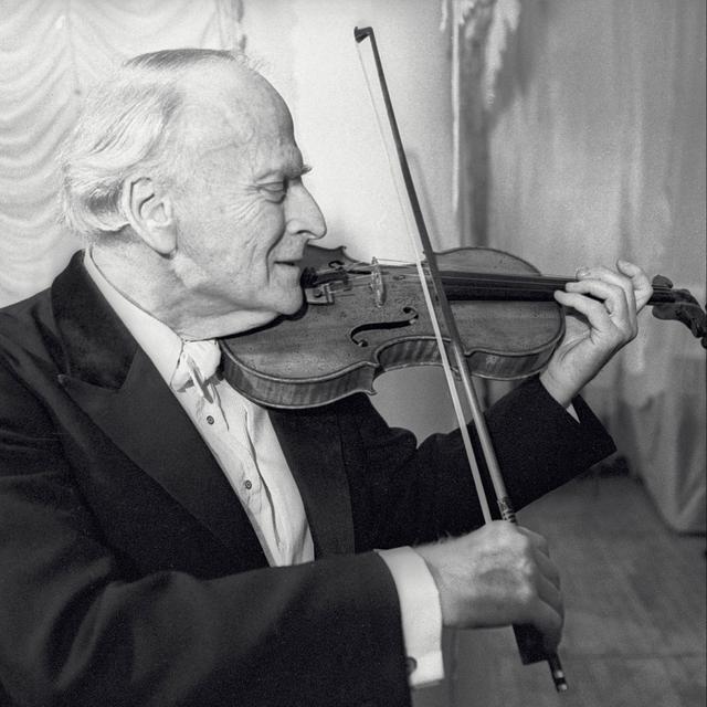 Yehudi Menuhin accordant son violon juste avant un concert en 1987. [AFP - Sekretarev / RIA Novosti / Sputnik]