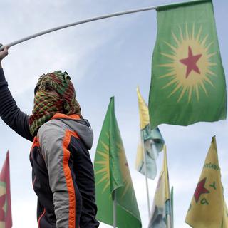 Un homme agite le drapeau du PKK (image d'illustration). [EPA/Keystone - Sedat Suna]
