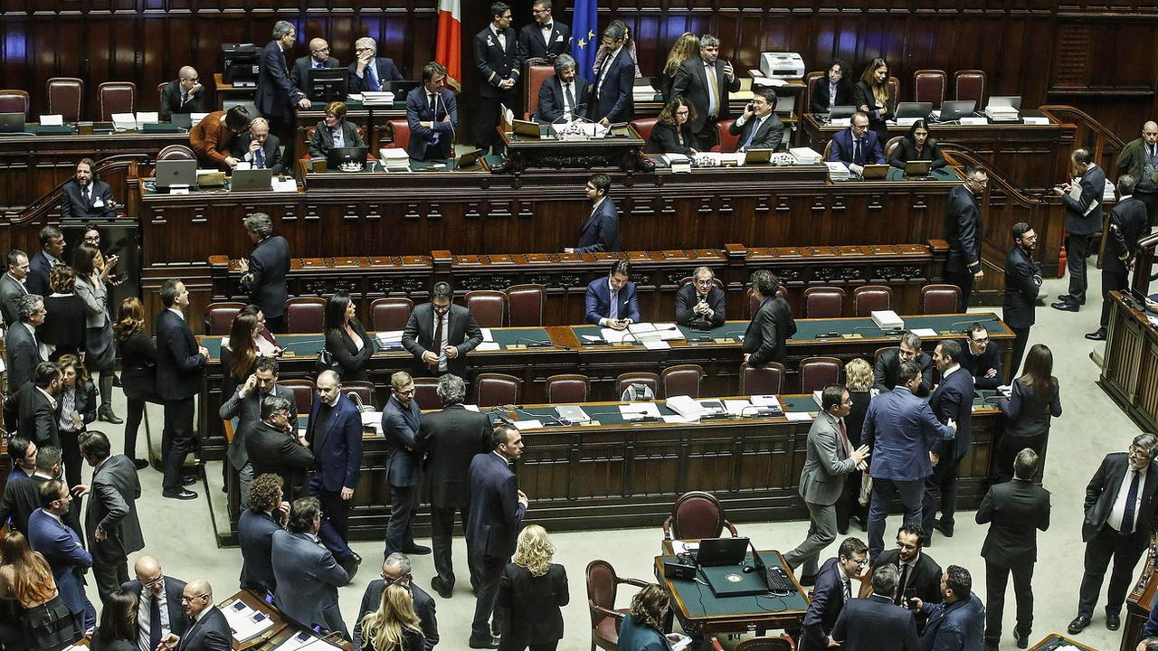 Les députés italiens lors du vote sur le budget 2019. [EPA/Keystone - Fabio Frustraci]