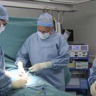 Un chirurgien pratiquant une vasectomie. [RTS]