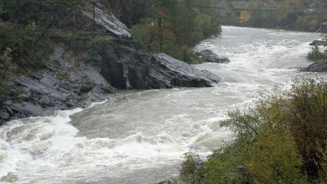 La rivière Maggia en furie, dans la vallée tessinoise du même nom, lundi 29.10.2018. [RTS - Nicole Della Pietra]