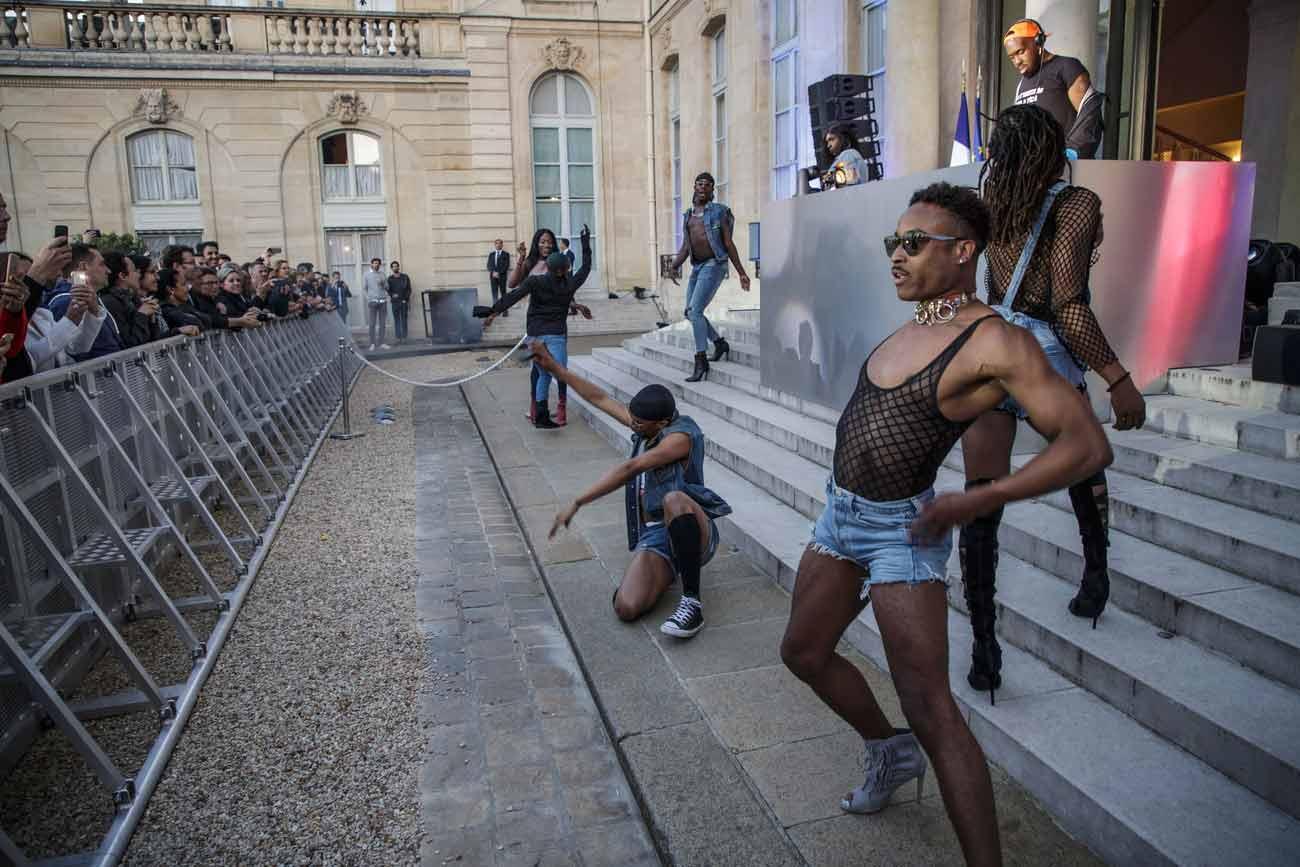 DJ Kiddy Smile et ses danseurs devant le palais de l'Elysée à Paris lors de la "Fête de la musique" du 21 juin 2018. [Keystone - Christophe Petit Tesson /Pool MaxPPP]