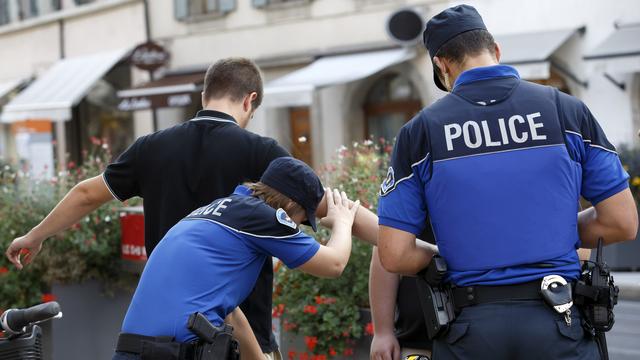 Des gendarmes des la police genevoise. [Keystone - Salvatore Di Nolfi]