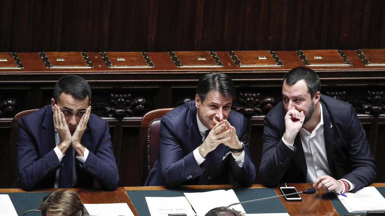 Le ministre de l'Intérieur, Matteo Salvini, (à droite), à l'origine du durcissement de la loi sur l'immigraion, avec le président du Conseil des ministres Giuseppe Conte et le vice-ministre Luigi Di Maio (de droite à gauche).