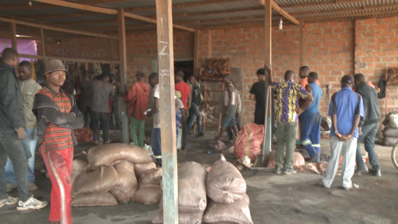 Les petits comptoirs situés sur la route de Kolwezi. [RTS - Annabelle Durand]