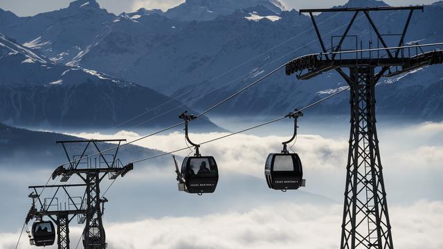 Les remontées mécaniques à Crans-Montana. [Keystone - Jean-Christophe Bott]