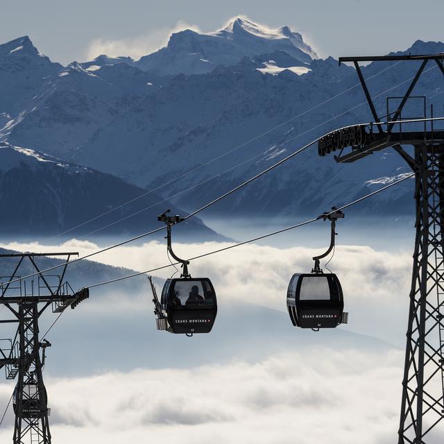 Les remontées mécaniques à Crans-Montana. [Keystone - Jean-Christophe Bott]